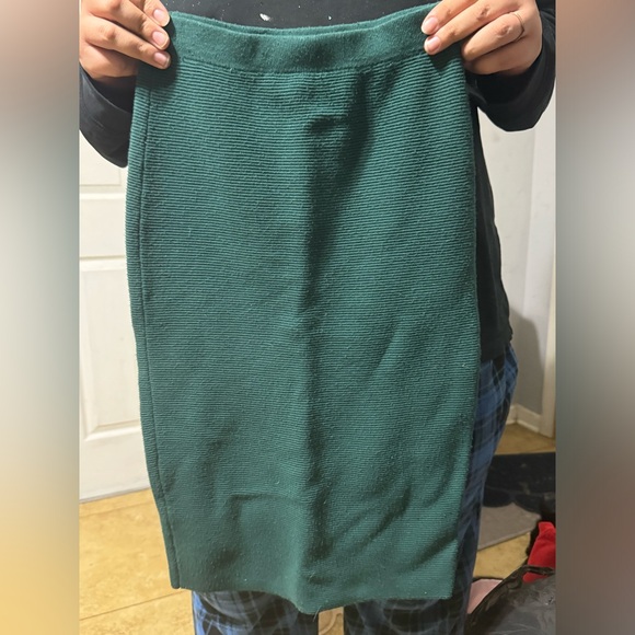 A green dress that is wrinkled since I don’t have an iron but never used - Picture 1 of 3